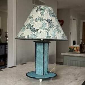 Vtg MCM wrapped textured table lamp + shade, blue square w/round base light